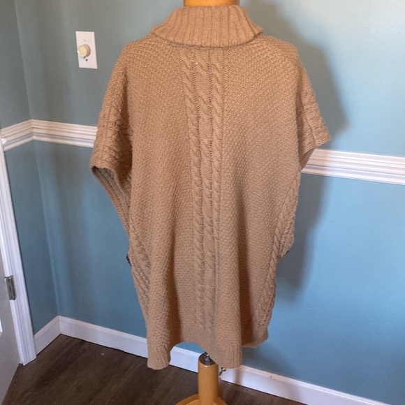 Talbots oversized cable knit poncho with leather side straps buckles Equestrian - Picture 4 of 8